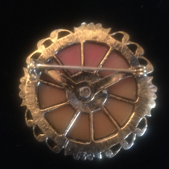 Host Pick! Pisces Cameo Brooch - Picture 3 of 3